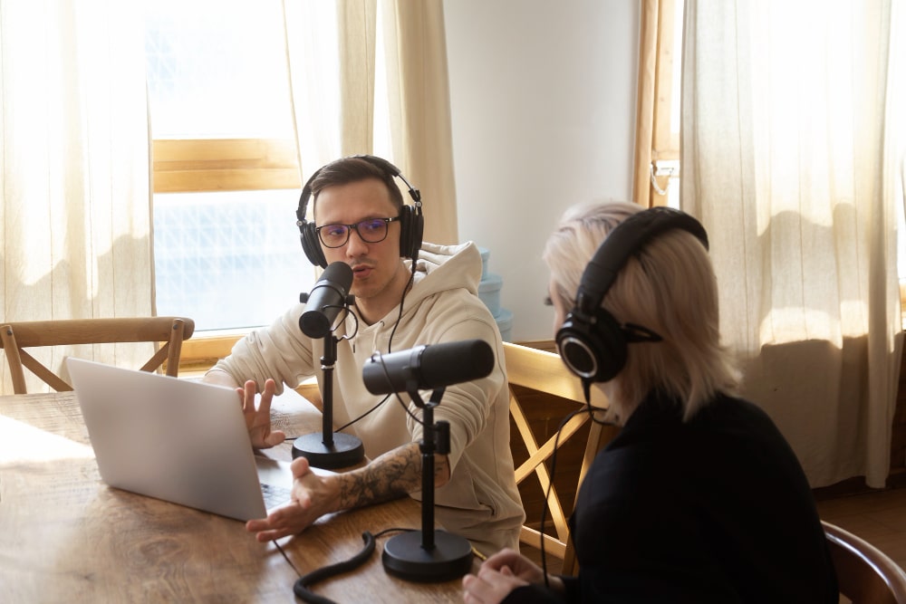 personas en podcast